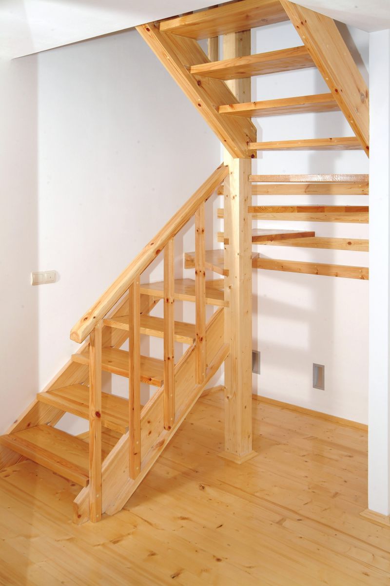 монтаж лестницы из хвойных пород древесины